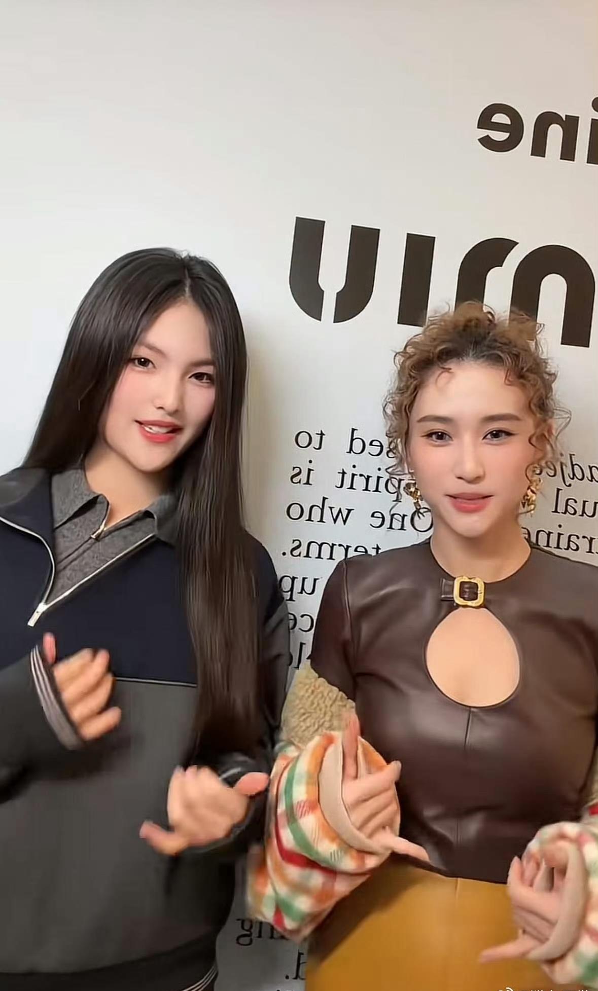 王诗龄和何超莲同框了，一个14岁，一个32岁，站着像两幅画。一个在英国寄宿校啃