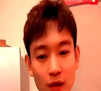 头哥的好朋友刘丁硕又被网友套路了！网友在直播间问小狮子和小鲨鱼是不是真的？这哥