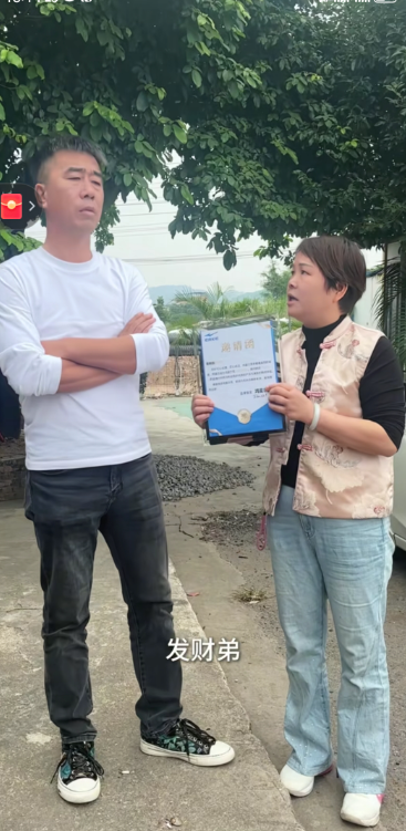 万万想不到,叶锐聪妈妈也要干这种事情了,不知道该怎么评价。叶锐聪妈妈受到鸿星