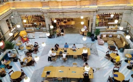 你敢信吗？现在深圳、西安等地竟有人靠"卖工位"赚钱！每天花30块，就能在写字楼
