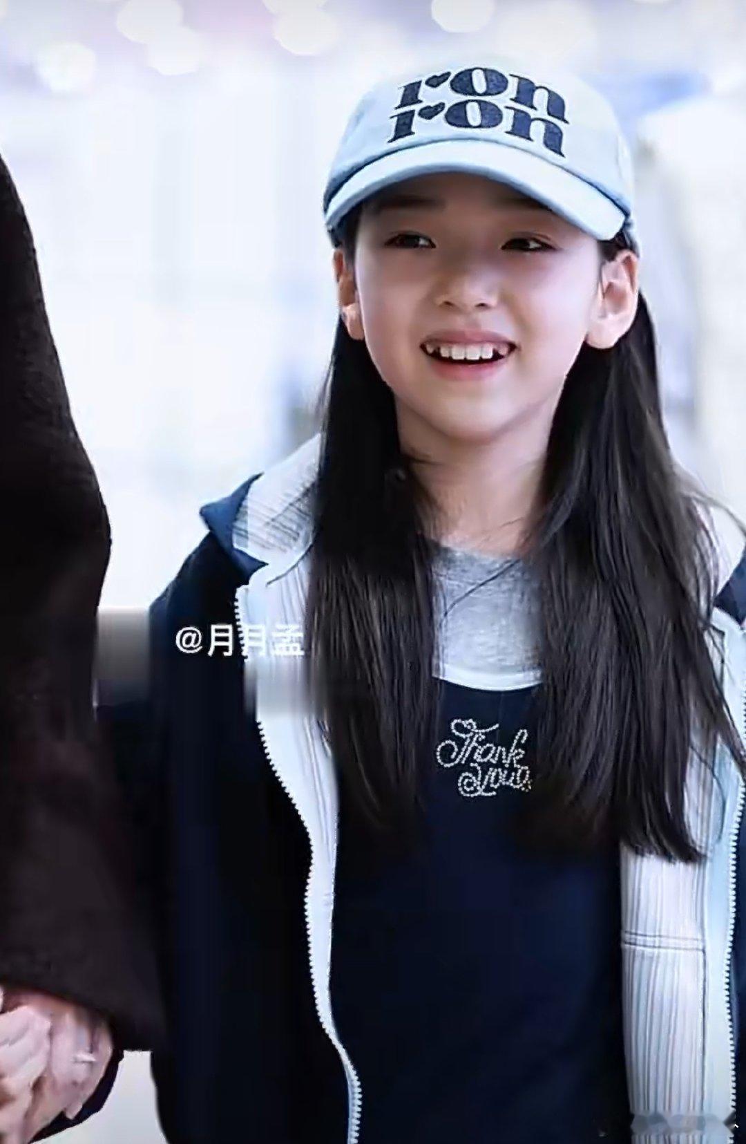 董璇张维伊带小酒窝回北京董璇和张维伊带着小酒窝回北京，画面太温馨了，一家人整整齐