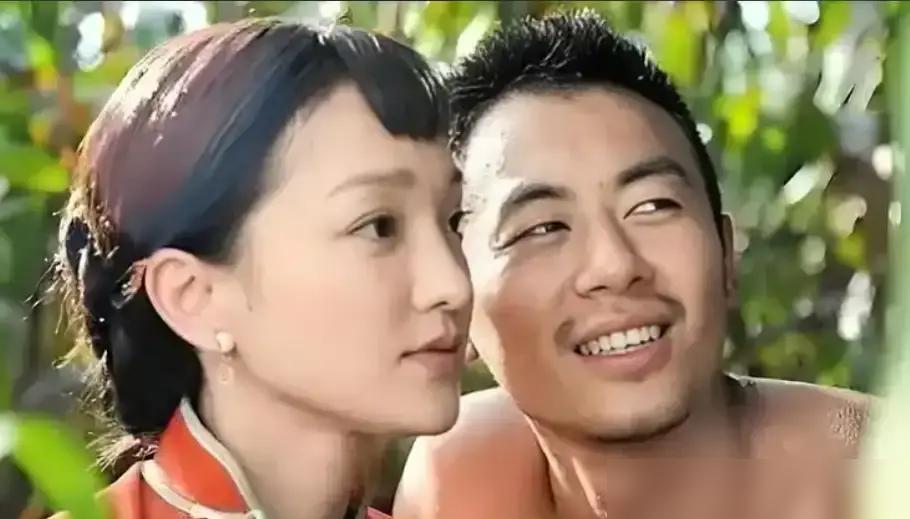 你弄疼我了！周迅在高粱地一声尖叫，朱亚文却像疯了一样，把她死死按住，胳膊当场拧出