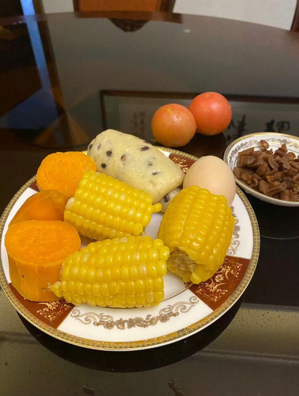 昨天晚上十点多，儿媳妇说：“妈，你明天早上还和平常一样，蒸玉米，鸡蛋，蒸红薯，蒸