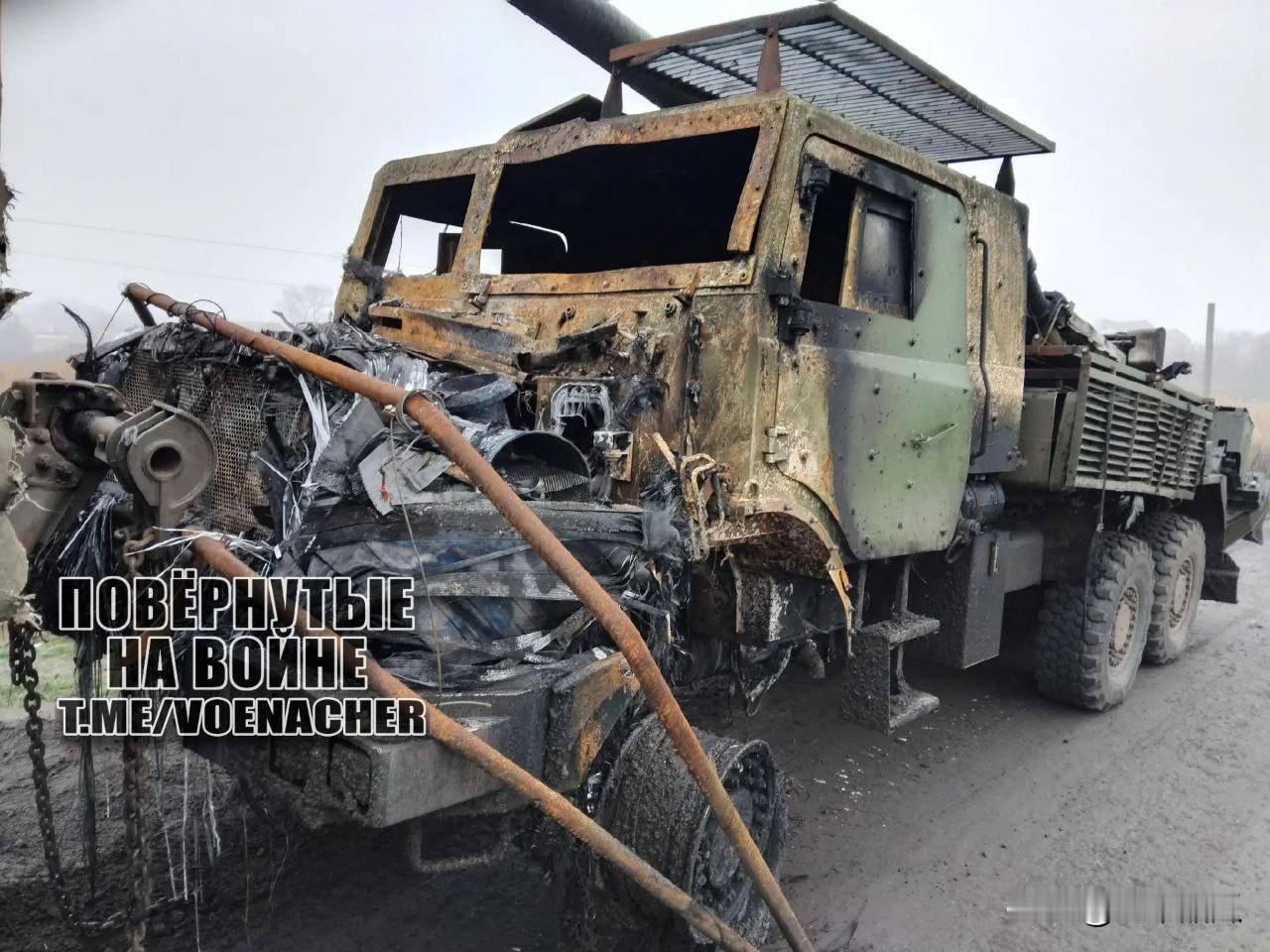 西方先进火炮狼狈不堪。顿涅茨克某处，出现了一辆被摧毁的法国凯撒轮式自行火炮，车头