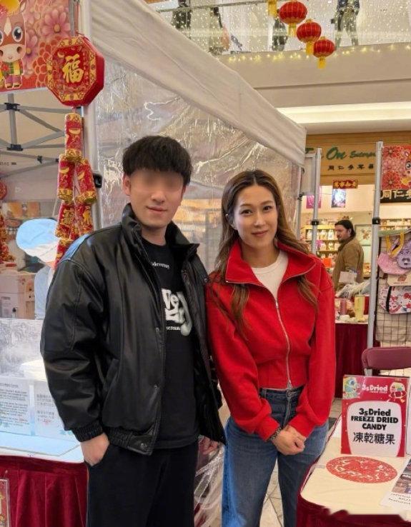 网友春节偶遇钟嘉欣网友春节偶遇钟嘉欣，并晒出合照。钟嘉欣一身红衣，好喜庆！