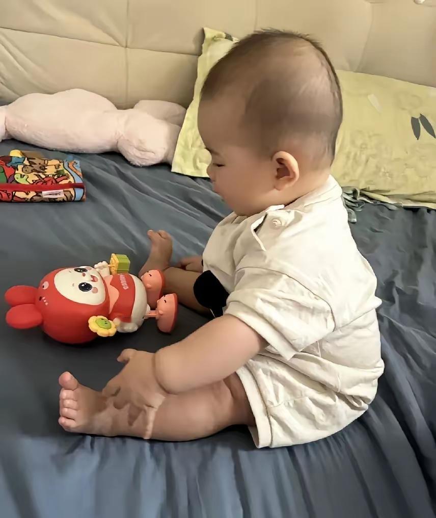 一对夫妻结婚多年没怀上，花了不少钱也没治好，心灰意冷之下领养了个刚出生的宝宝。结