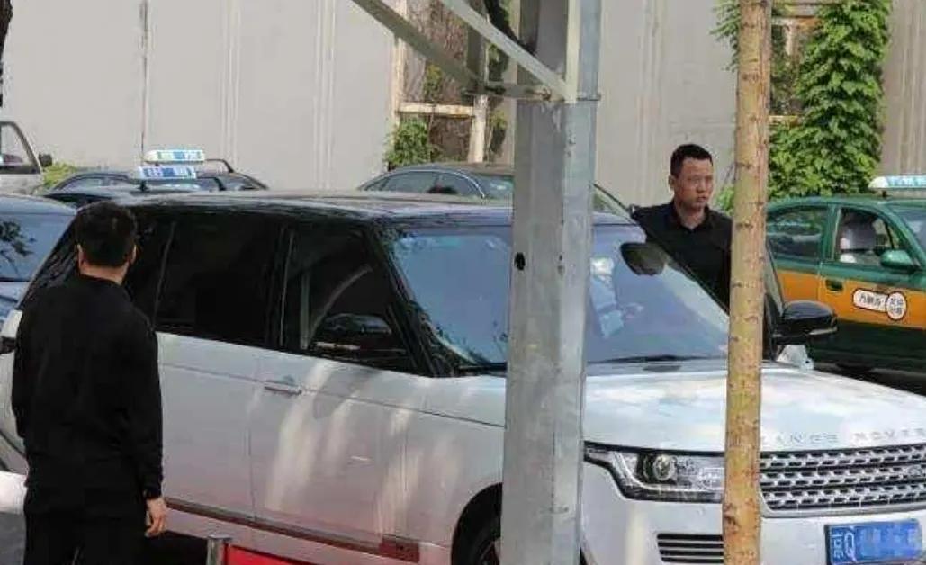 再也不怕兄弟突然开路虎了，因为这个曾经中年男人的最爱，如今已经跌到18万了。比奔