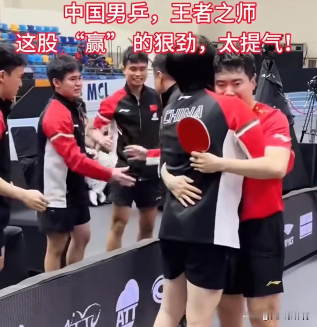 林诗栋看到梁靖崑哭了，激动得也哭了！大胖梁靖崑冲到教练组，找王皓教练要抱抱，像一