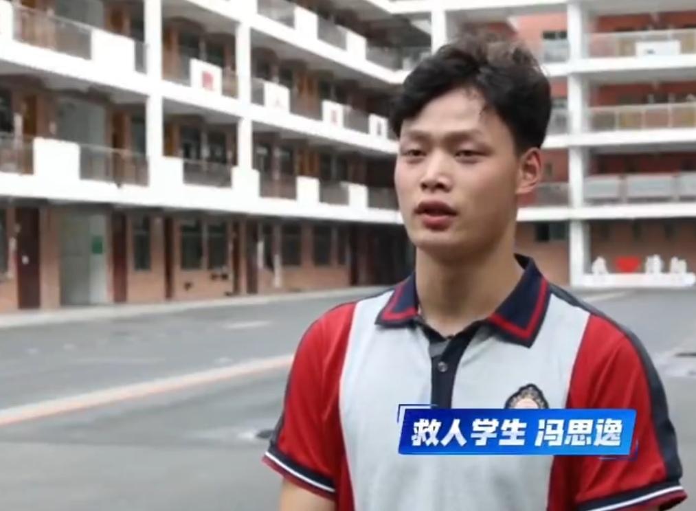 上课前，学生突然来电：“老师，我晚点到，救个人！”一通简短的请假电话，背后