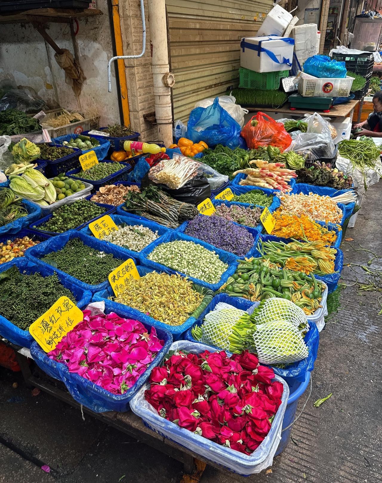 最近去云南旅游的朋友，记得一定要逛逛当地的菜市场！各种稀奇的花和野菜，绝