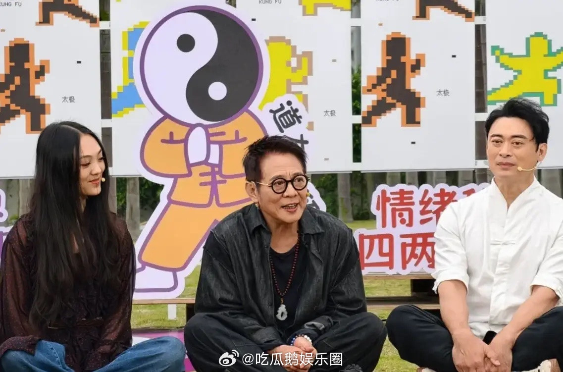 李连杰的女儿Jane晒出了她和李连杰、樊少皇的合影，那是她和爸爸李连杰一起出席广