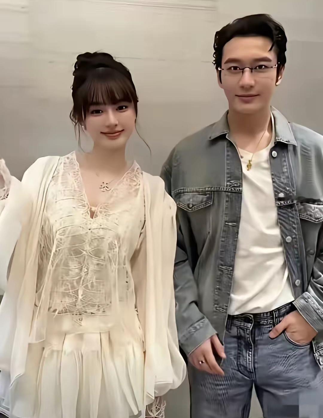 哦哟，黄晓明的动作有点快哦，又找了一个二十二岁的白富美女朋友，这个女朋友长的太好