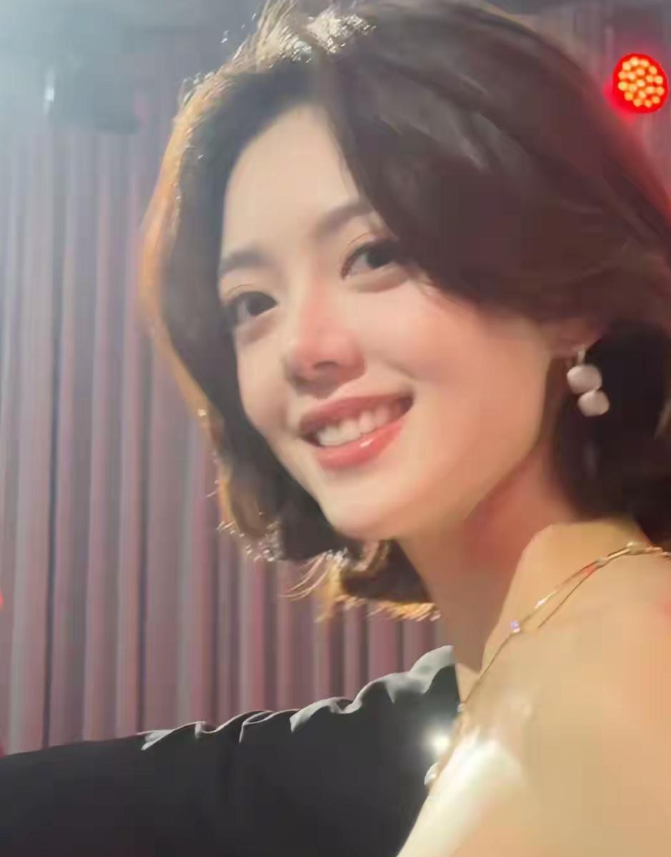 看23岁赵今麦和29岁章若楠的同框生图，才知珠圆玉润与干瘪的区别娱乐明星赵今