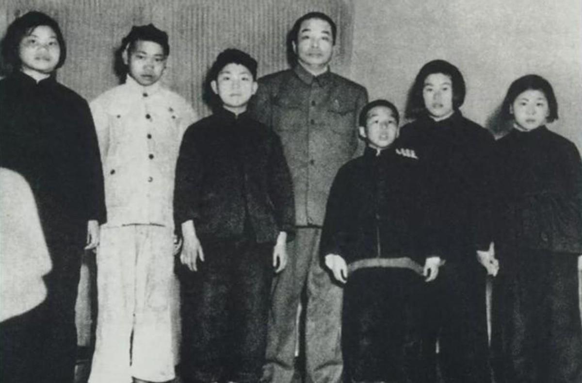 1955年授衔时彭德怀为军衔分配发火，怒斥某人军衔过高，要求陈赓将其降一级1