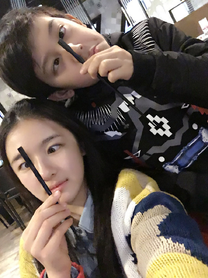 李兰迪林沐然十年前的合照李兰迪十年前发的和陈哲远拍的合照里，这小孩原来是随元青