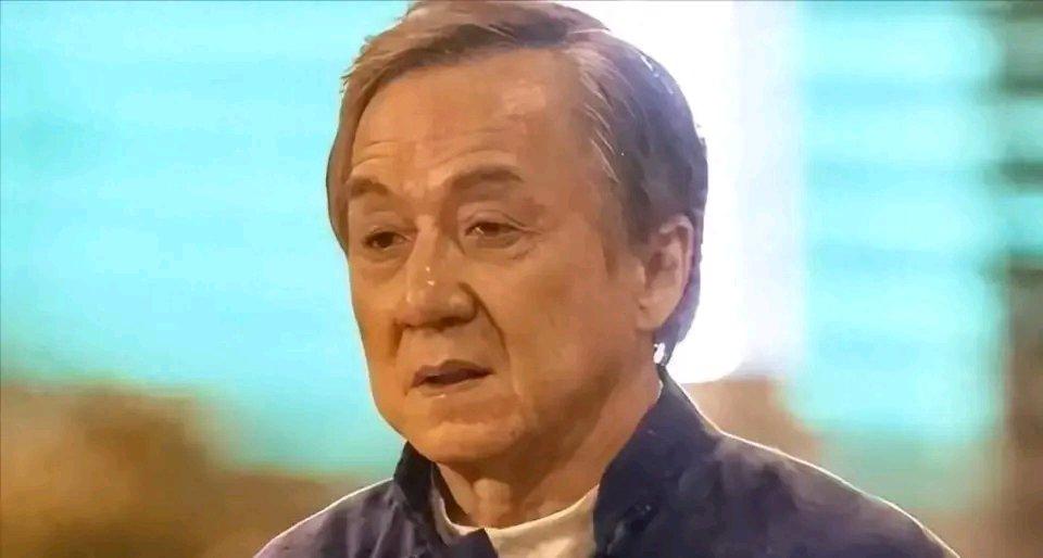 71岁的成龙，在新片首映礼上红着眼眶说，最怕手机不响，儿子3年没联系。曾经的他满