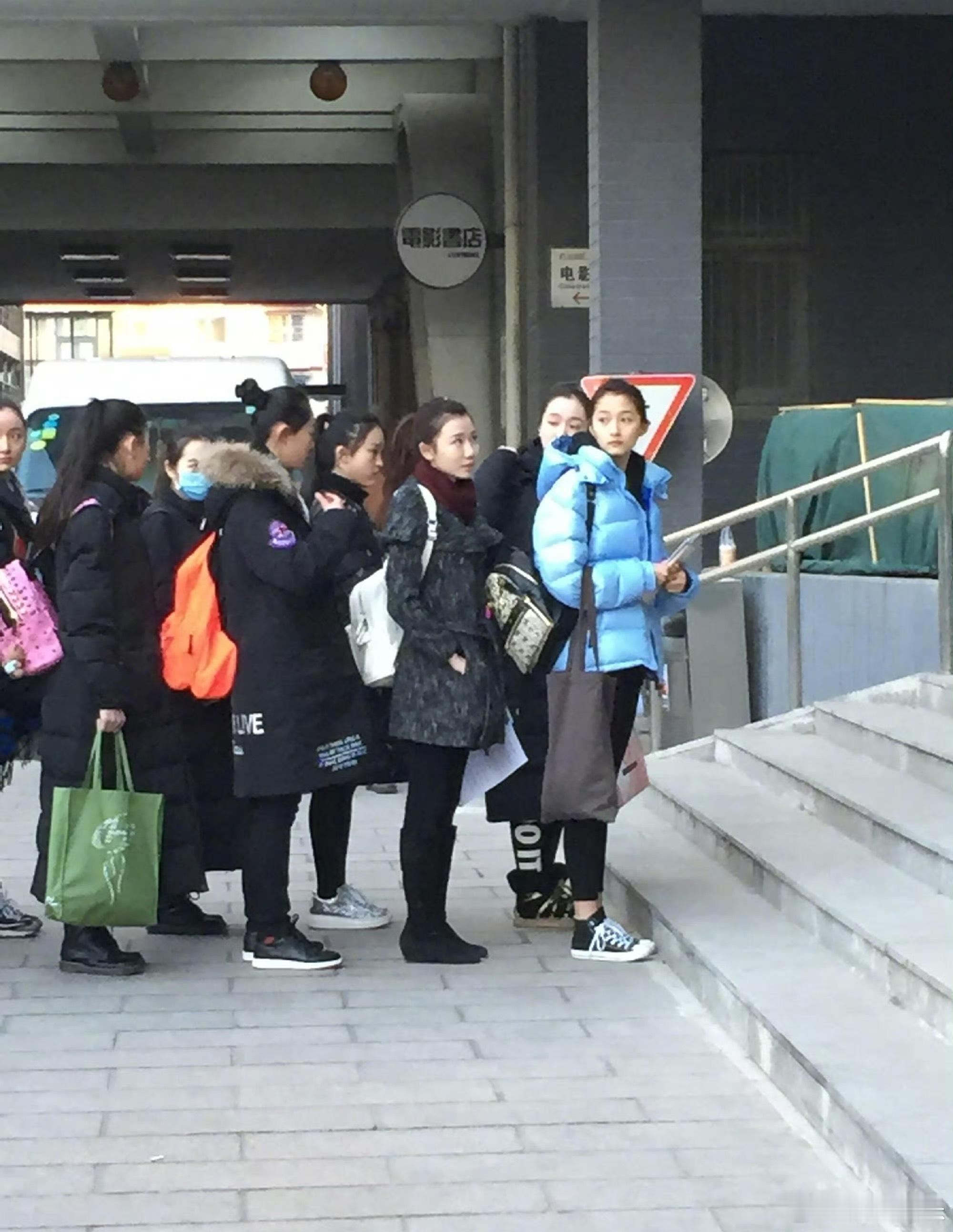 关晓彤头小脸小摄影师称关晓彤本人头小脸小，身体并不胖，在一众考生里也属于偏瘦的