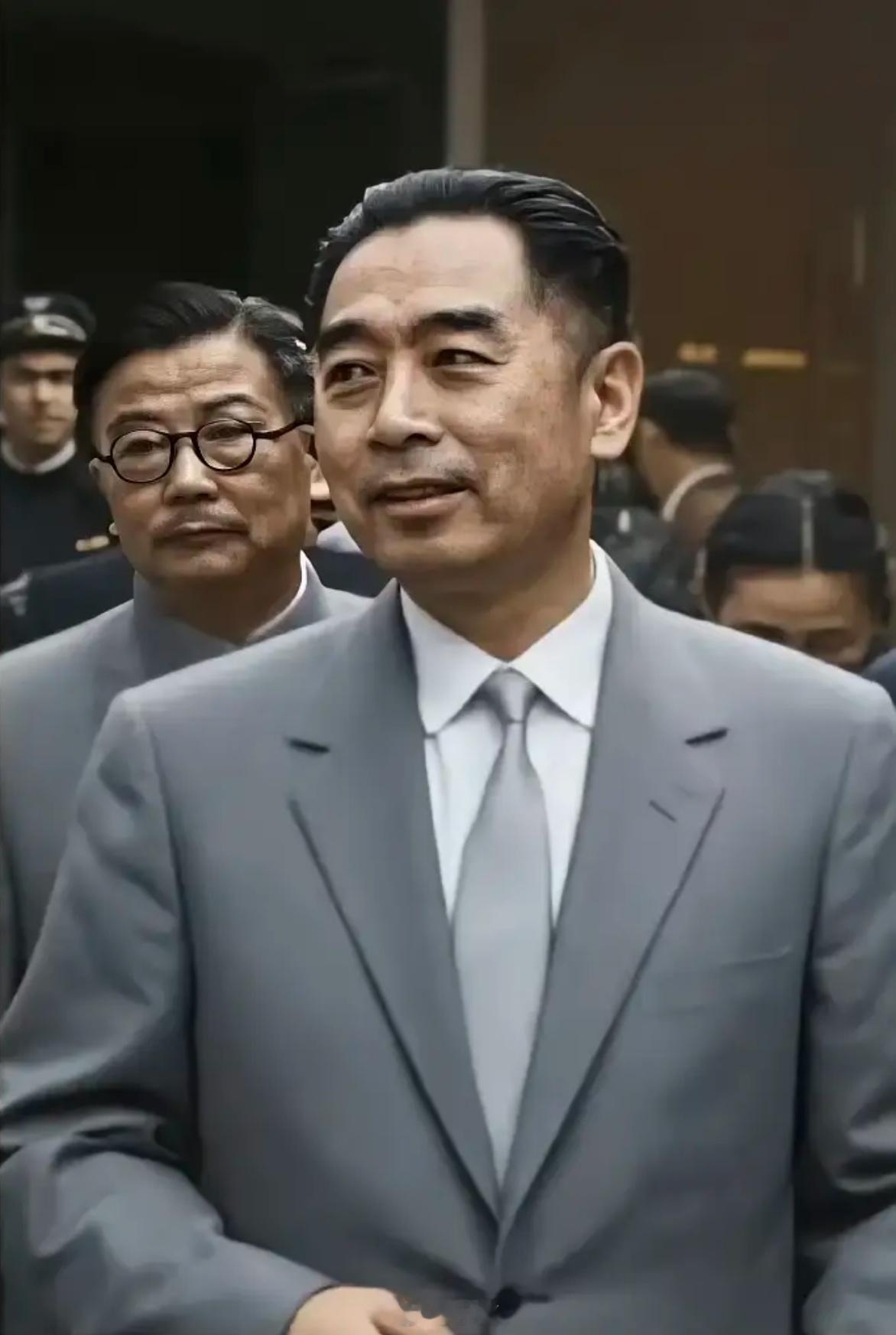 周总理是公认的杰出外交家，他风度翩翩，待人温文尔雅。不管是面对外国政要的犀利提问