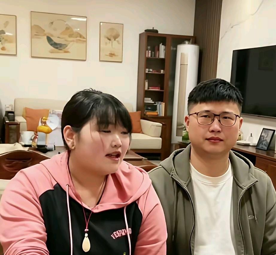 大衣哥的女儿雪梅也开启了直播。她似乎减肥成功了，看上去比以往瘦了许多，人也变得愈