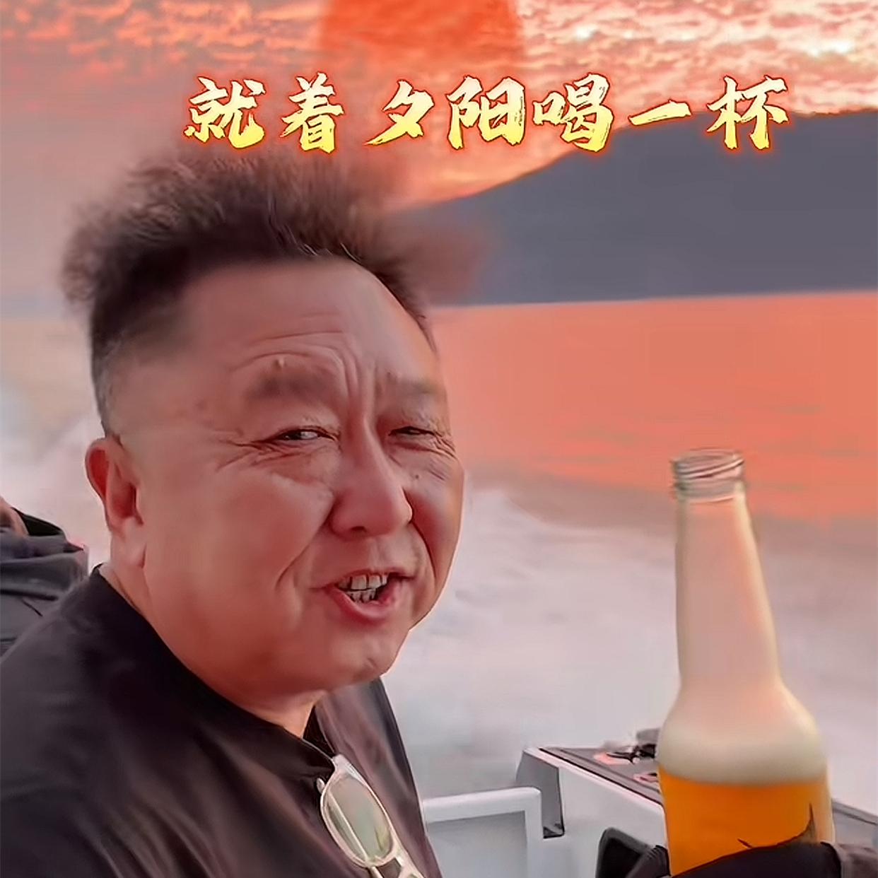 于谦出海钓带鱼，游艇上就着夕阳喝酒！于谦铺子发布了老板于谦在澳洲出海钓带鱼的视频