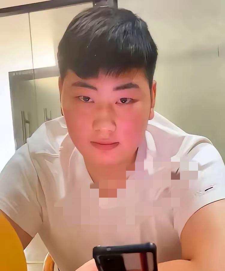 看似躺平惹人羡慕，朱小伟闲适生活藏着真相反差不用打卡上班，不用周旋职场人情，种