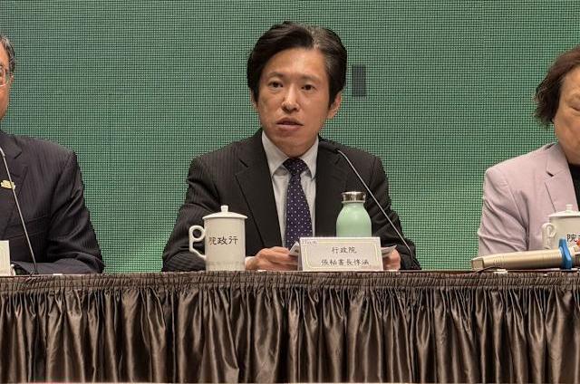 就在刚刚，蓝白阵营不装了，张惇涵做出一个前所未有重大决定。行政院秘书长张惇涵今