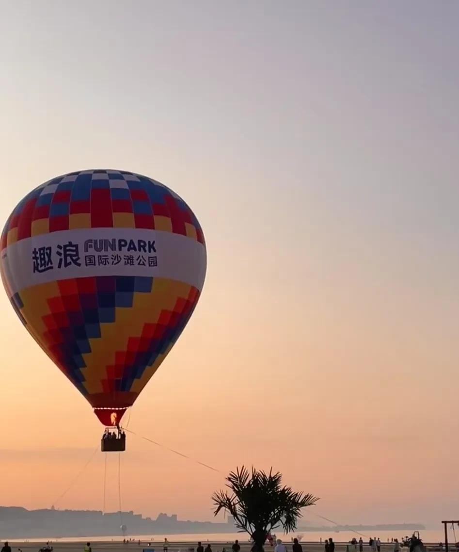 周六我爸去新疆旅游回来了，他出去了将近半个月，我却觉得有半年之久了。他是近80