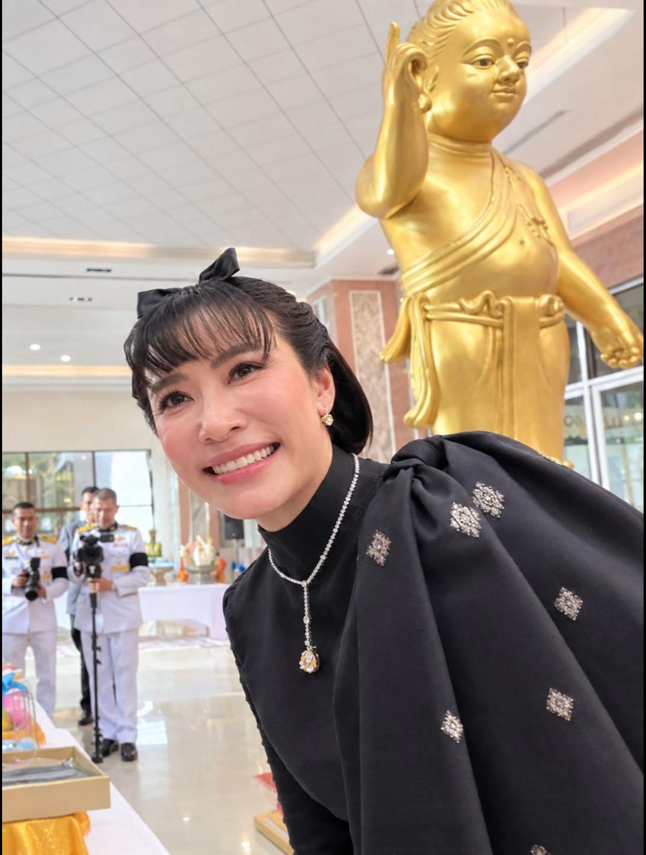 诗妮娜贵妃美人迟暮，眼角眉梢有了皱纹诗妮娜当年有多风光，如今就有多落魄。得宠时