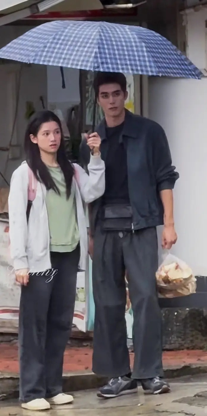 乍一看以为宋威龙裤子拉链崩开了​​​