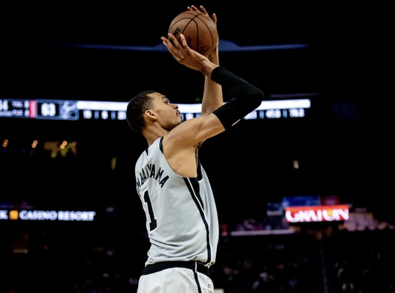 NBA常规赛马刺以115-102战胜76人马刺球员迪伦-哈珀谈及下半场文班亚