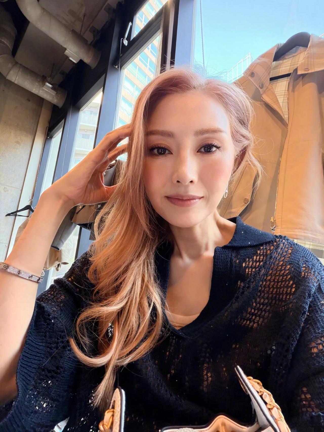 4月13日，李嘉欣晒美照，并配文：“好好享受这一刻”。李嘉欣又换新发色了，这