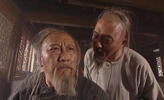 1703年，68岁的索额图被活活饿死在宗人府。康熙尤不解恨，又下令抄了他家，杀光
