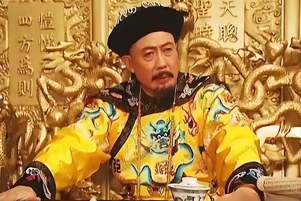 55个孩子，68个老婆，在位61年。就是这么一个后宫人数冠绝清朝的男人，连跟谁睡