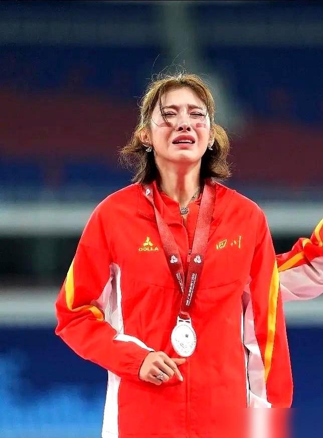 全网都在笑她，品牌方却在偷着乐。​你是不是也觉得吴艳妮搞砸了？​这话说的