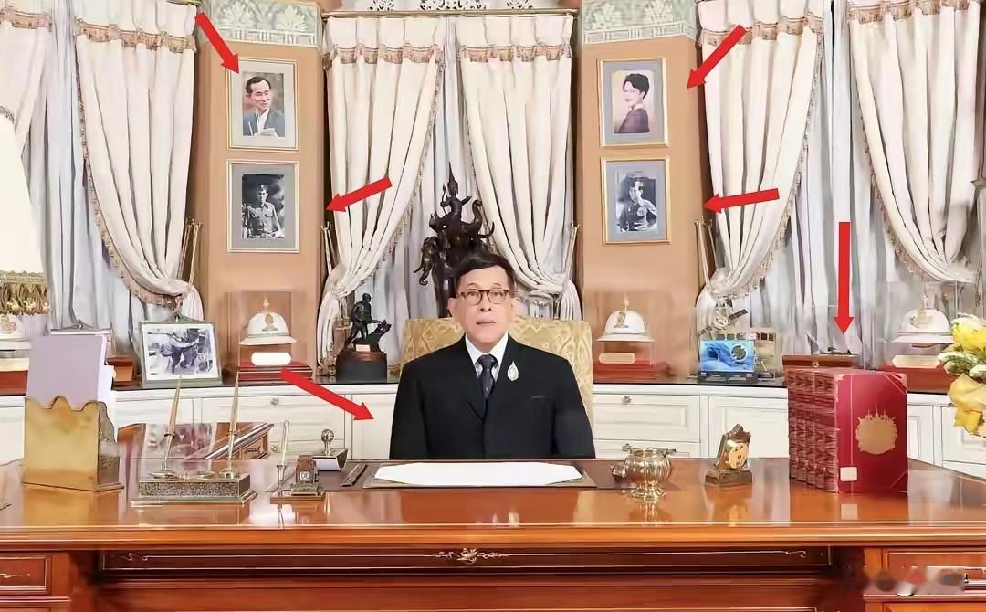 泰王玛哈发布2026年新年致辞！在画面中，玛哈国王端坐在办公桌后，一身西装革履