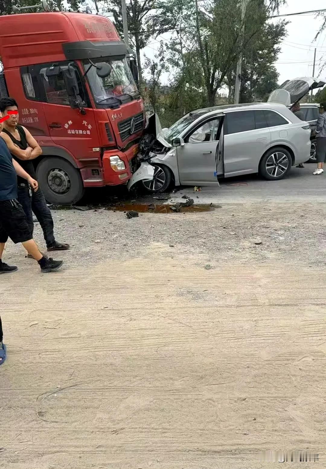 东风乘龙跟北京造车新势力理想撞上了？不得不说理想质量真好，朋友不说我都看不出