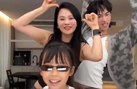 57岁伊能静陪娃热舞，这状态是要逆天呐！家人们，娱乐圈又出大热闹啦！57岁的伊