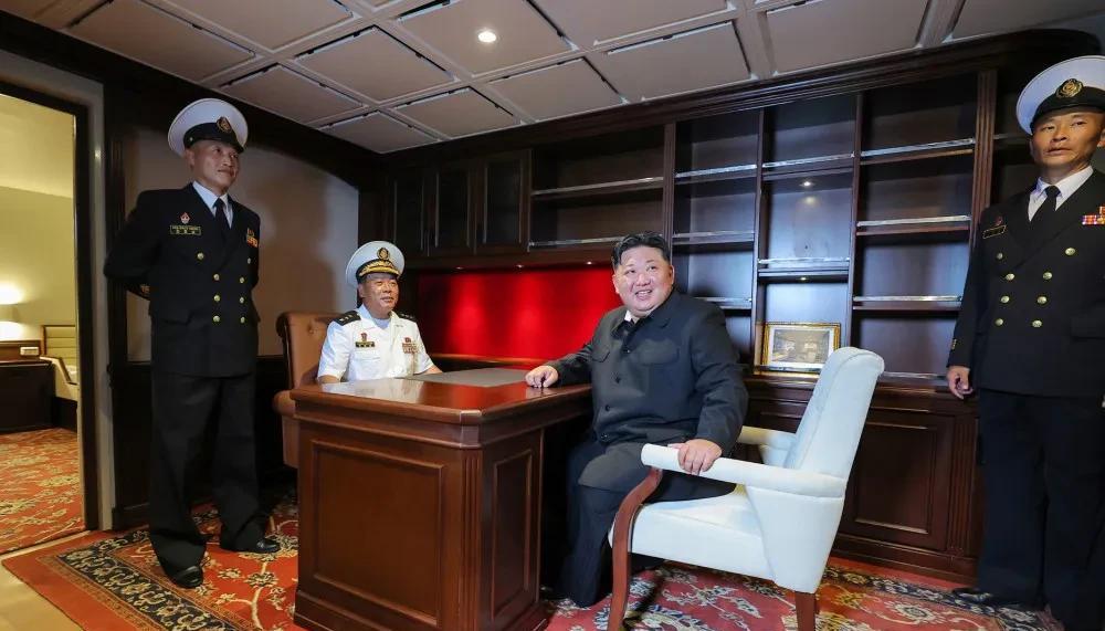 金正恩视察“崔贤”号驱逐舰，真不能小看他们，舱内看起来像模像样很宽敞，驾驶舱看起