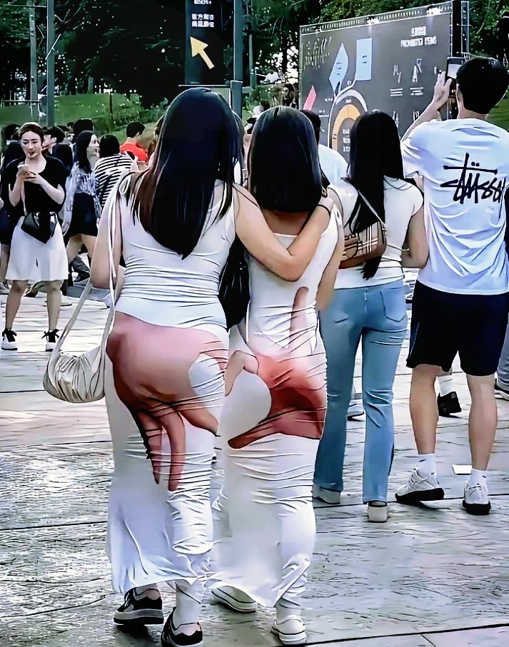 现在的女孩子太敢穿了。尤其是两个好闺蜜并肩走在街上，简直是行走的时尚宣言。她