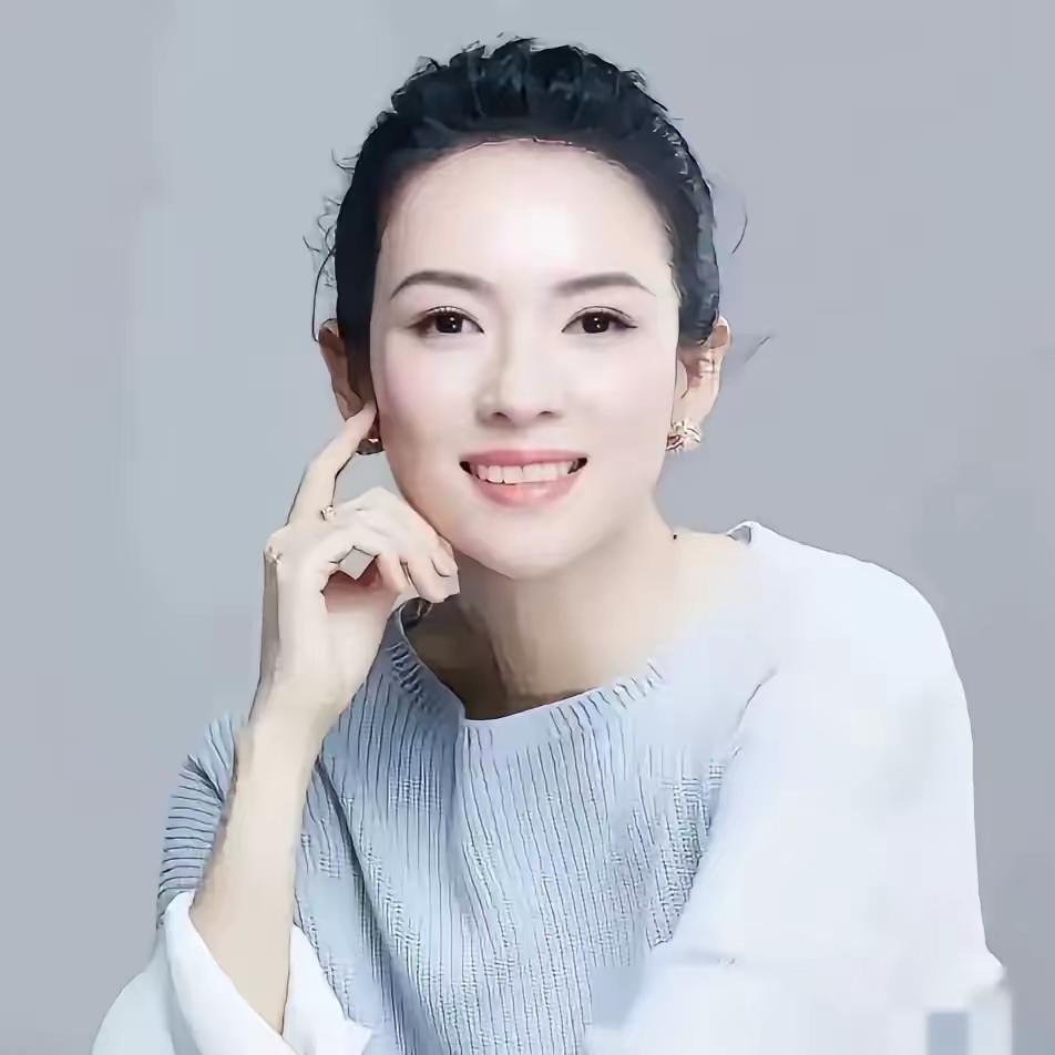 天啊！章子怡和童瑶这么一对比也太像了。饱满的天庭，龙眉凤目，犹如一湖秋水。红