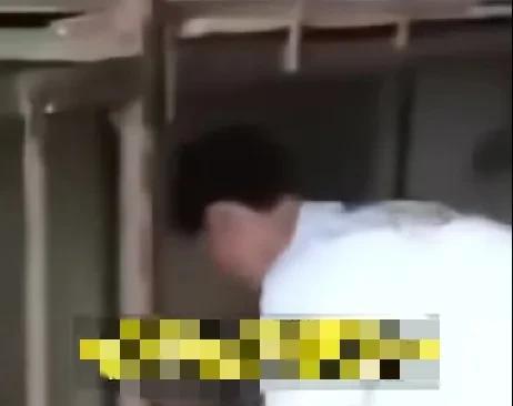 6月16日，江西赣州一中学学生家长反映，孩子就读的学校宿舍环境简陋，铁床生锈，床