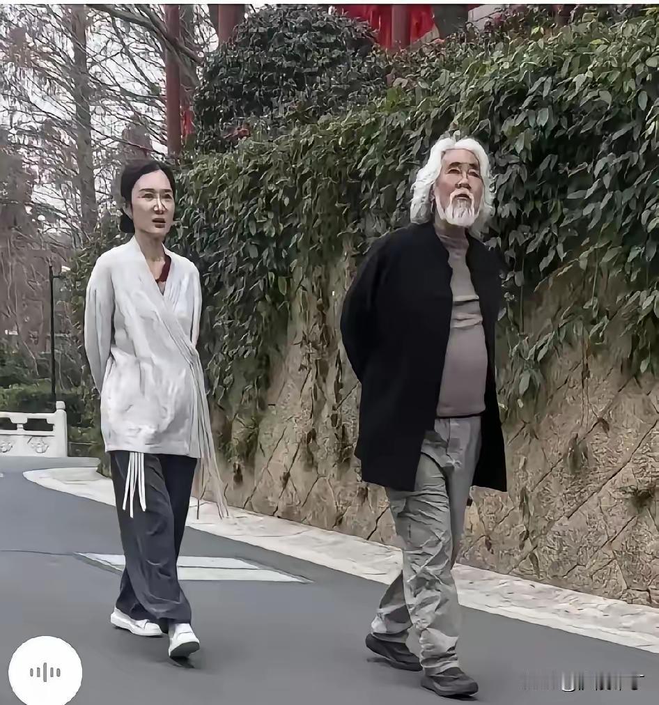 张纪中和小他31岁的妻子杜星霖在杭州径山寺游玩的照片流出后，又引起了一波讨论。照