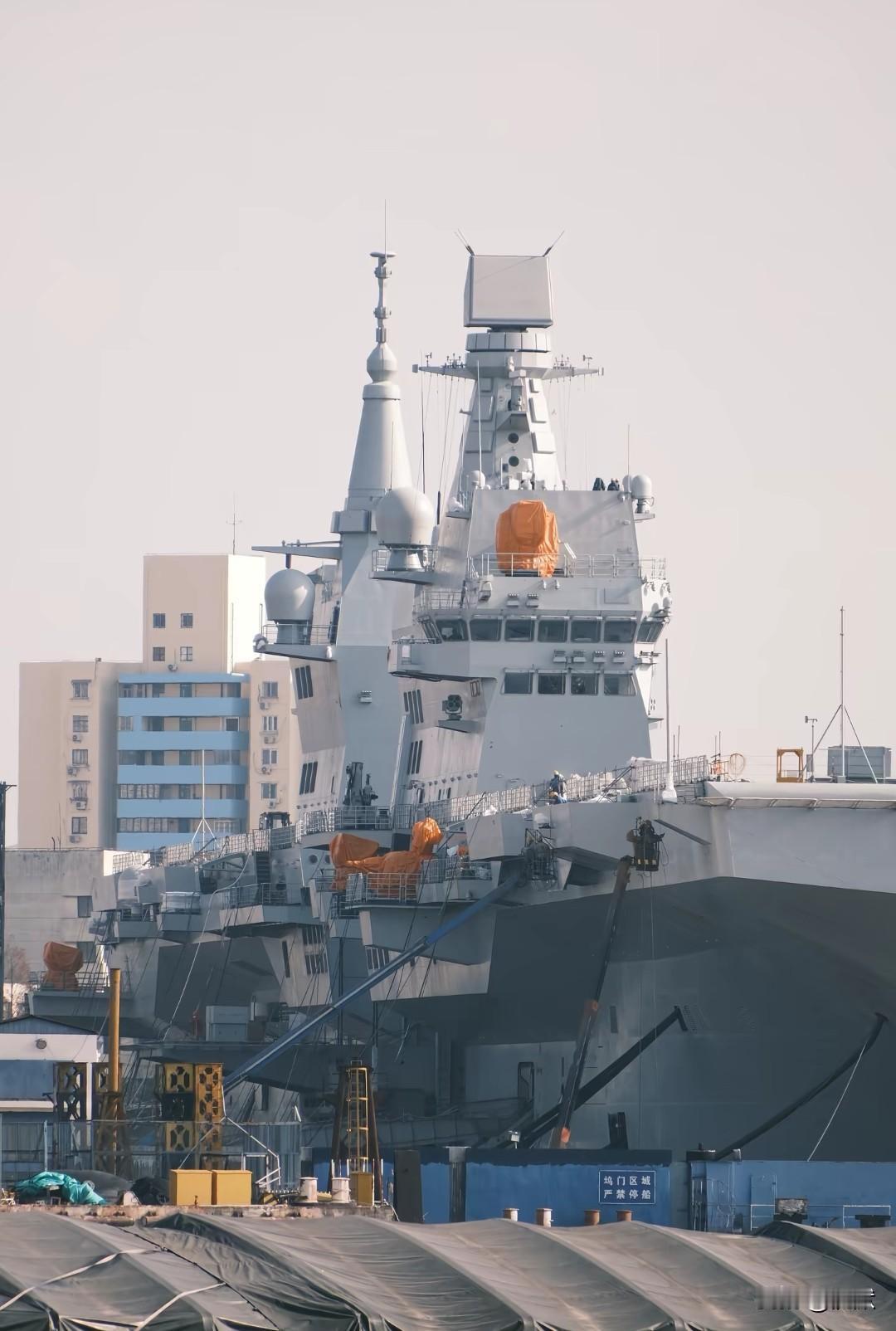 【小平顶+电磁弹射——辅之以4万“余”吨的体量】近距离观赏076四川舰，犹如庞然