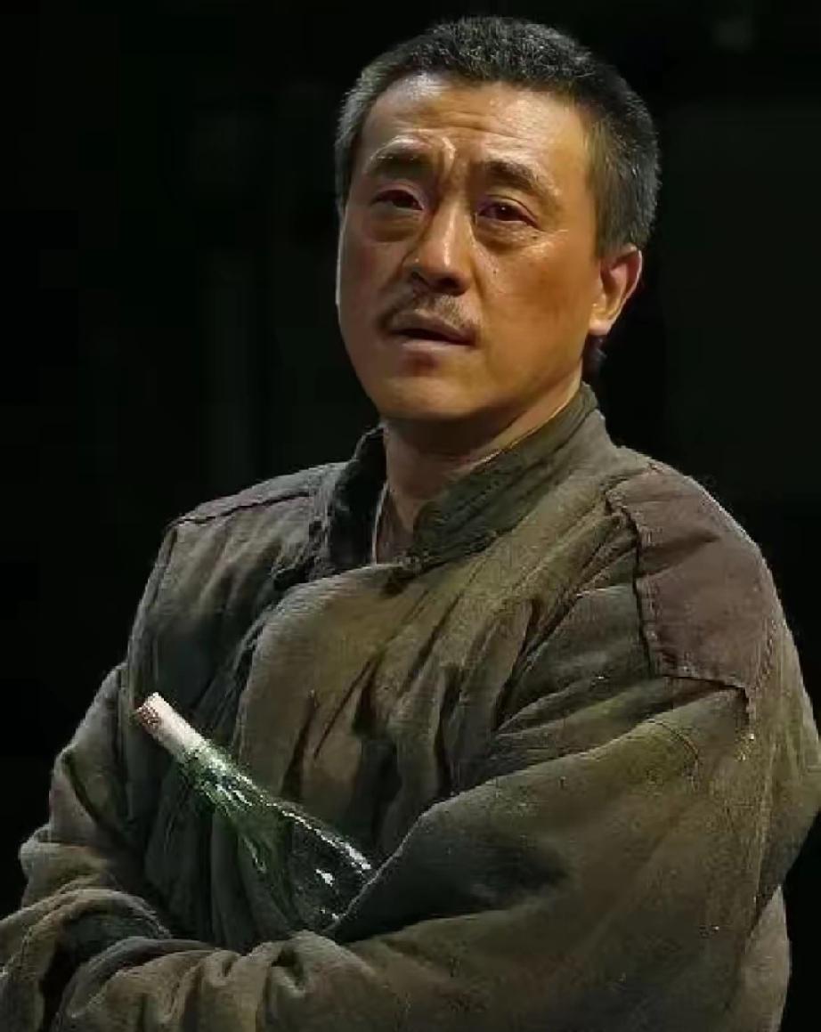 何冰和儿子的一段日常，戳中无数人何冰在家看电视，儿子偶