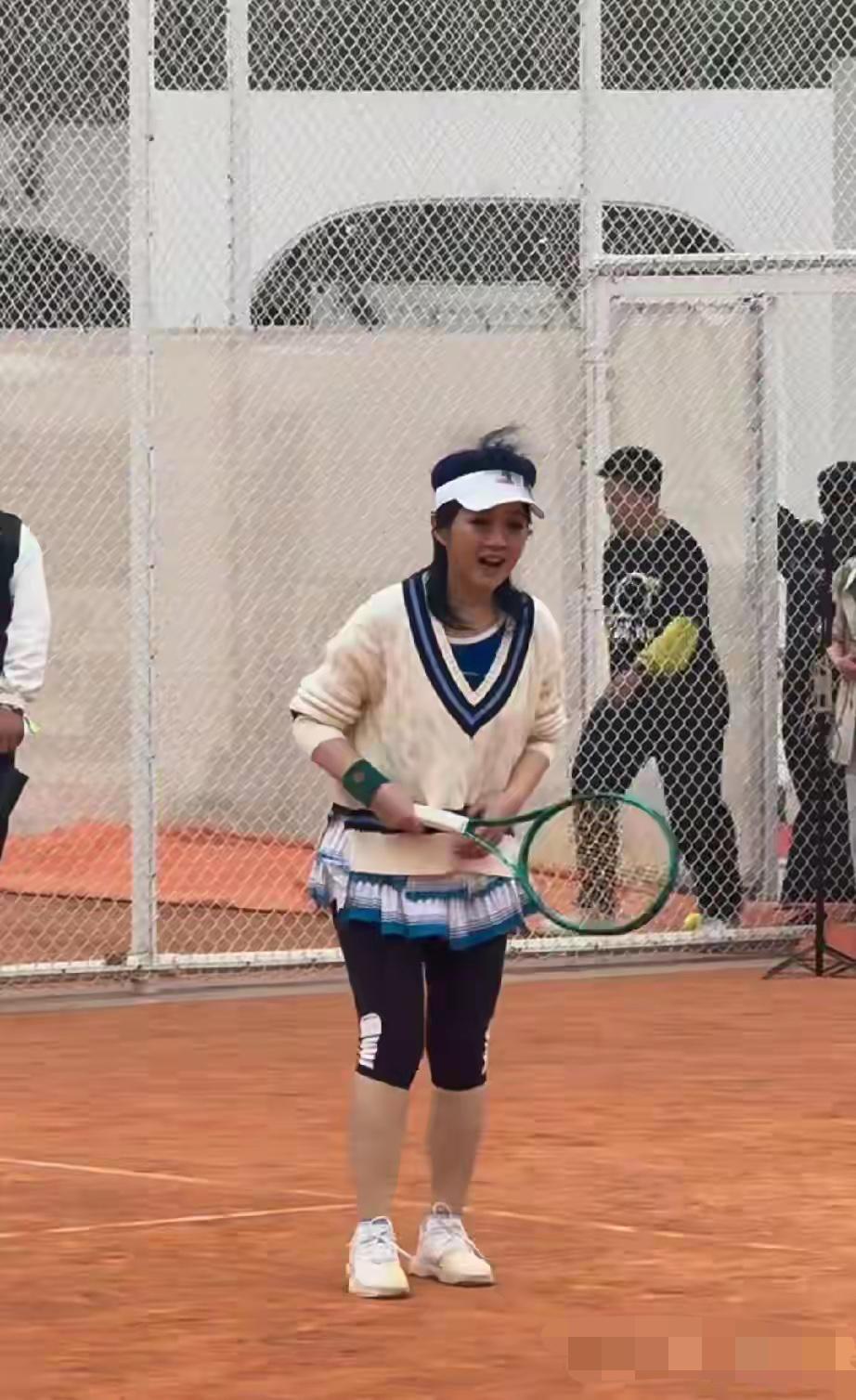 我滴个天呐！万万没想到啊！现实中的女神老成这样了，小腿粗壮，这谁还认得出来？