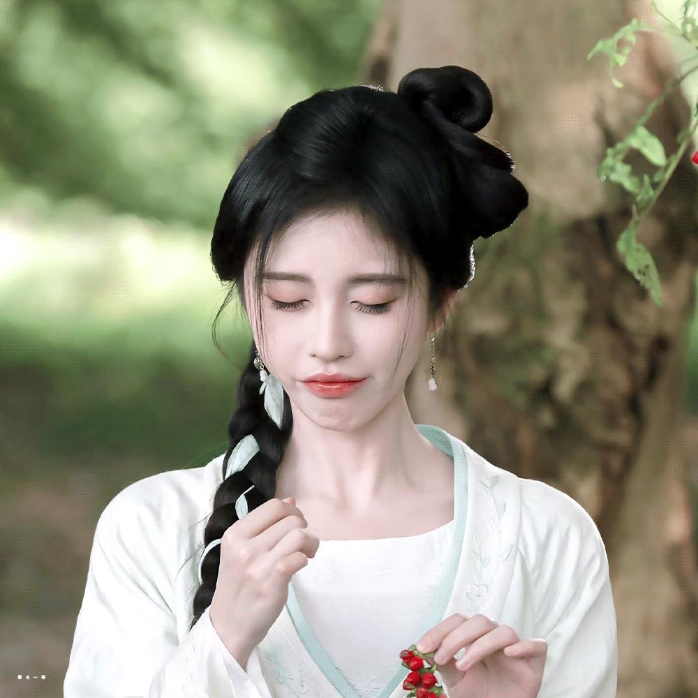 每次看到鞠婧祎演戏都两眼一黑，她的演技严重拖了颜值的后腿[笑着哭]不懂为啥她每次演
