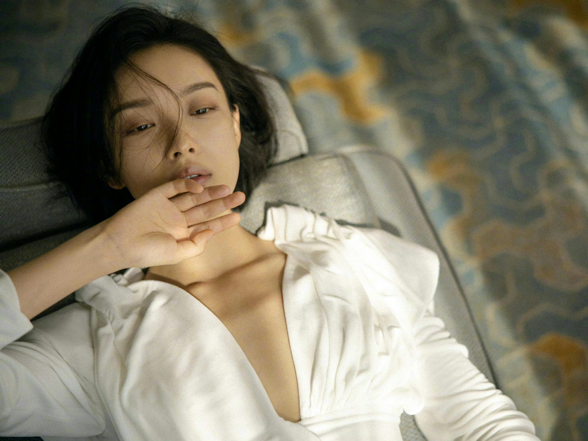 倪妮，短发白衣黑裙穿搭大片，轻柔的“睡美人”。倪妮