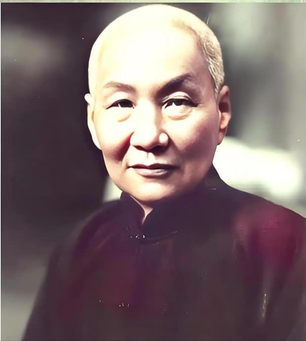 上海青帮大亨张啸林在家与伪官员洽谈，准备投靠日本，突然听到楼下传来争吵，探头一看
