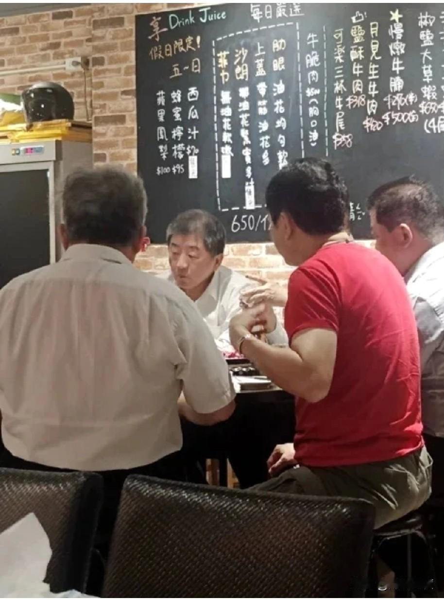 毒油全台流竄人心惶惶，督导食安的政务委员陈时中跑酒摊和金主推推杯换盏小酒喝得欢！