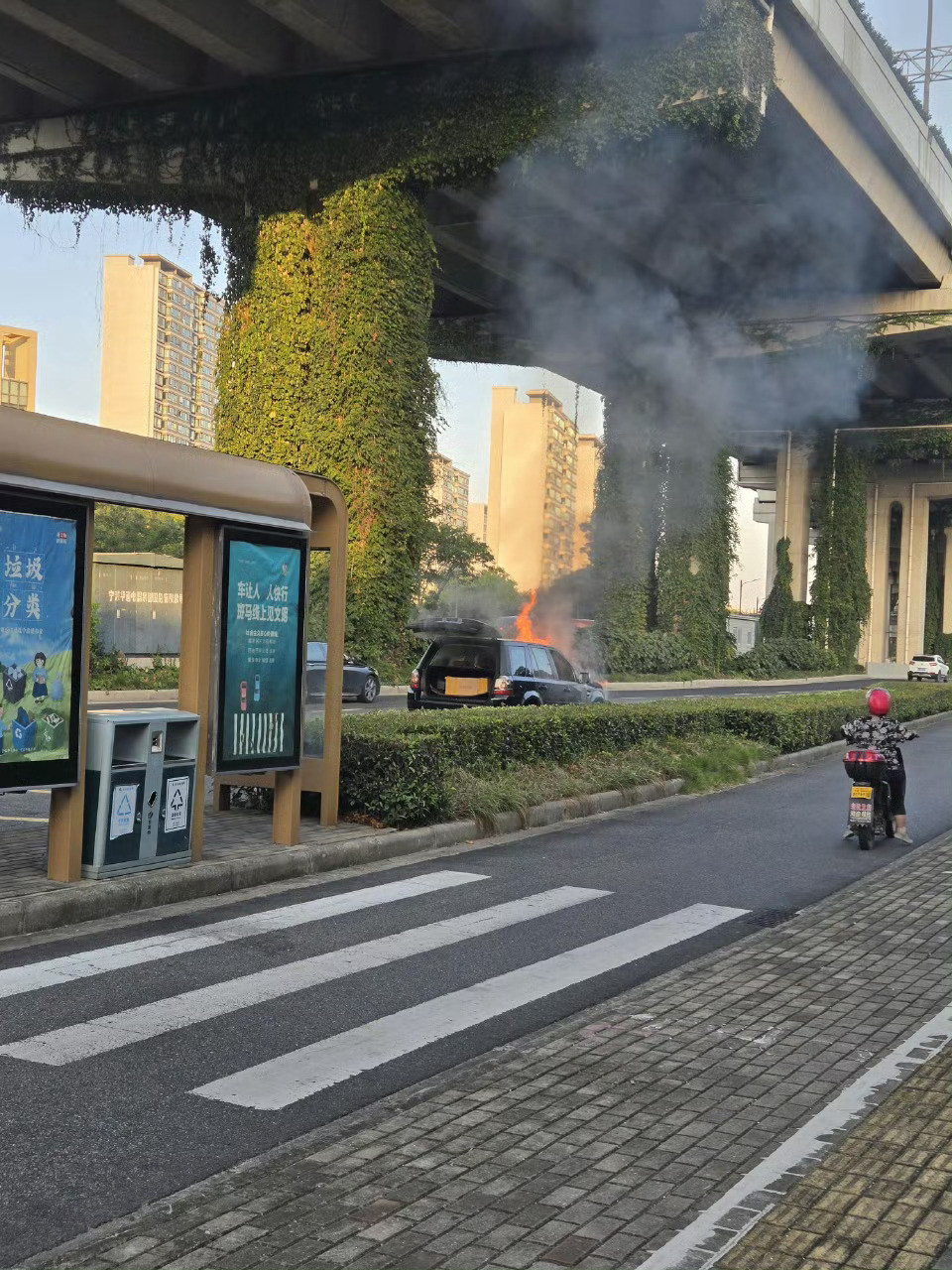 宁波环城南路高架下面一辆路虎自燃吓人啊🙀路虎也自燃呢​​​
